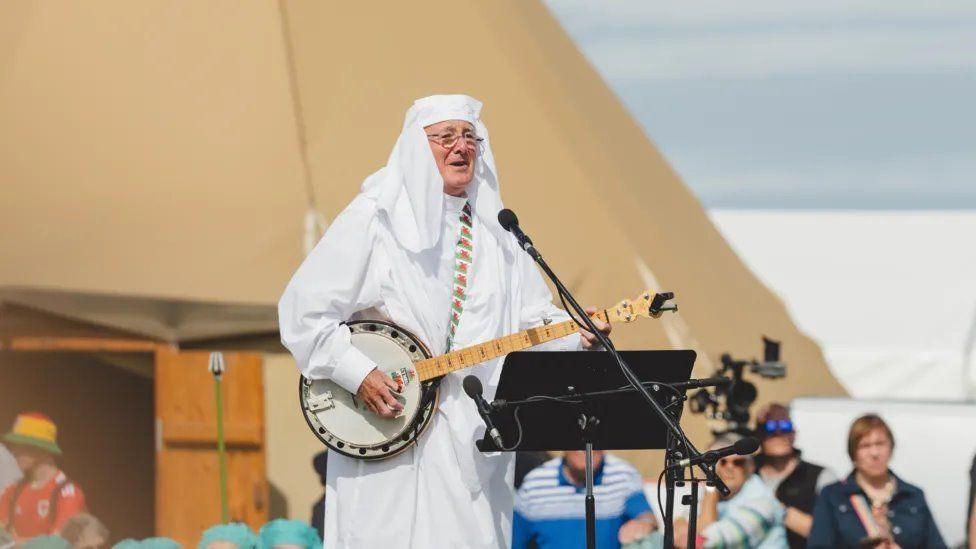 Dewi Pws yn canu ar faes yr Eisteddfod Genedlaethol ym Moduan yn 2023