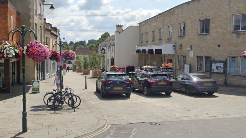 Work starts on Calne High Street one-way route for vehicles - BBC News