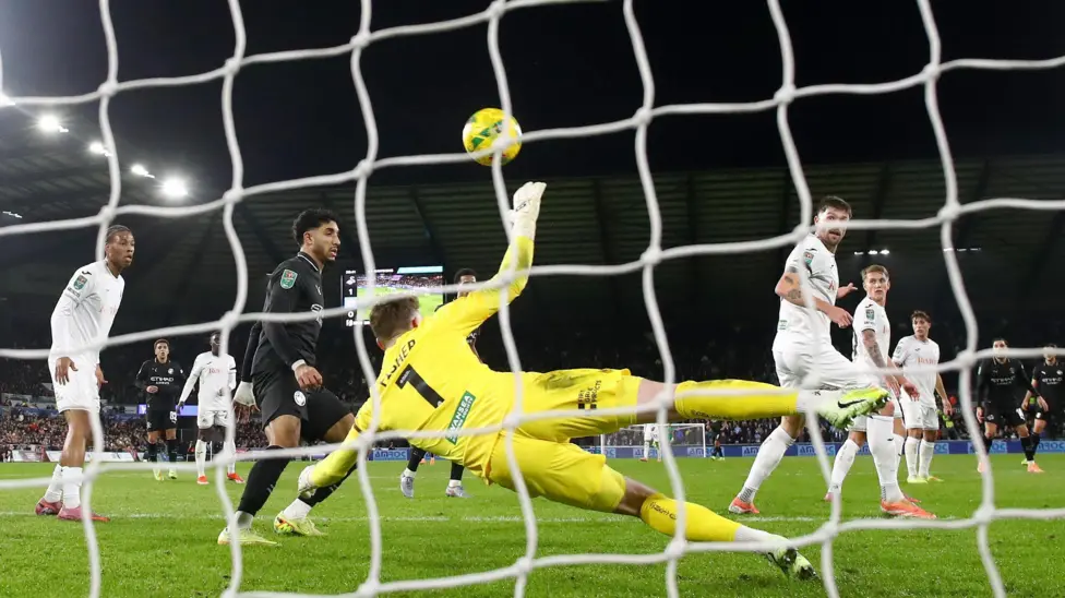 Omar Marmoush y Rayan Cherki marcaron goles en los últimos minutos para que el Manchester