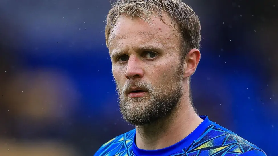 Goalkeeper Lewis Ward rejoins Swindon Town on a one-year deal following departure from AFC Wimbledon 