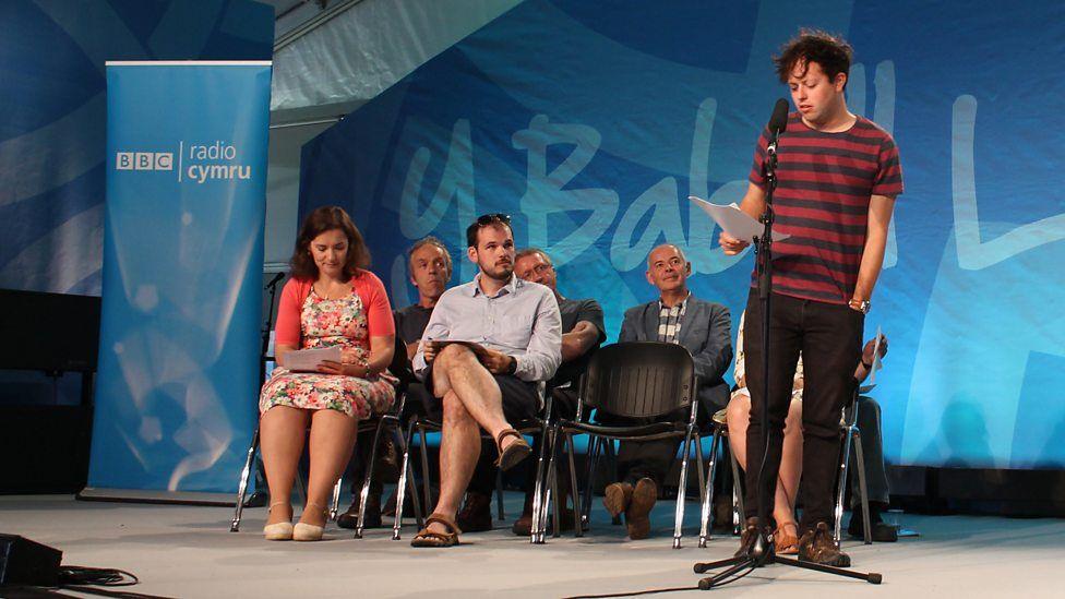 Llŷr yn cystadlu yn ffeinal Y Talwrn gyda'r Ffoaduriaid yn 2015