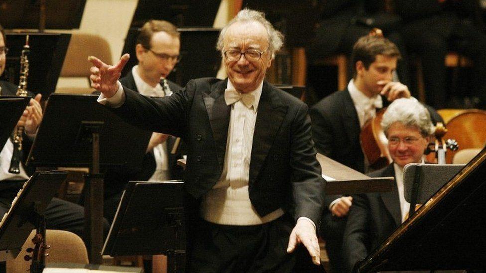 Brendel, wearing a tux, at his last public performance in 2008