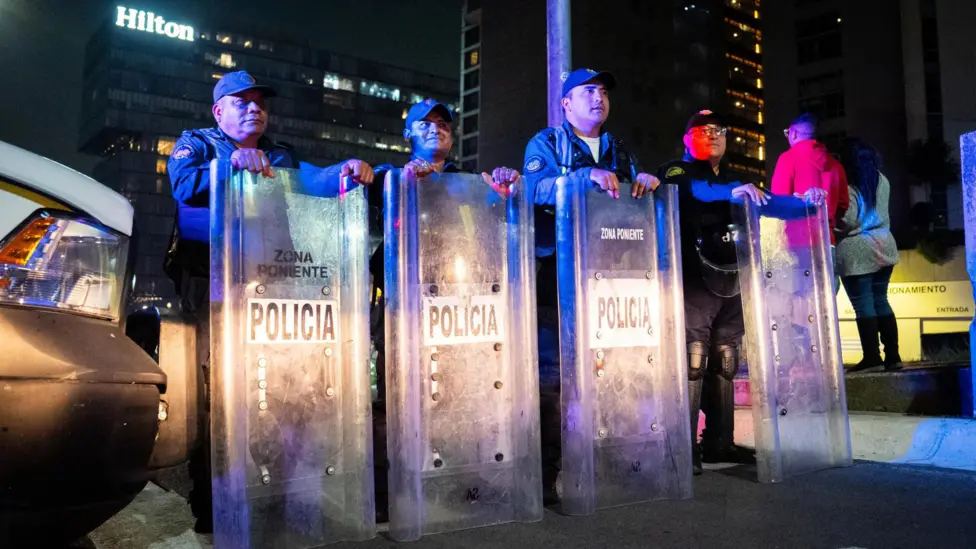 Los aficionados mexicanos fracasan en su intento de despertar a los jugadores ingleses.