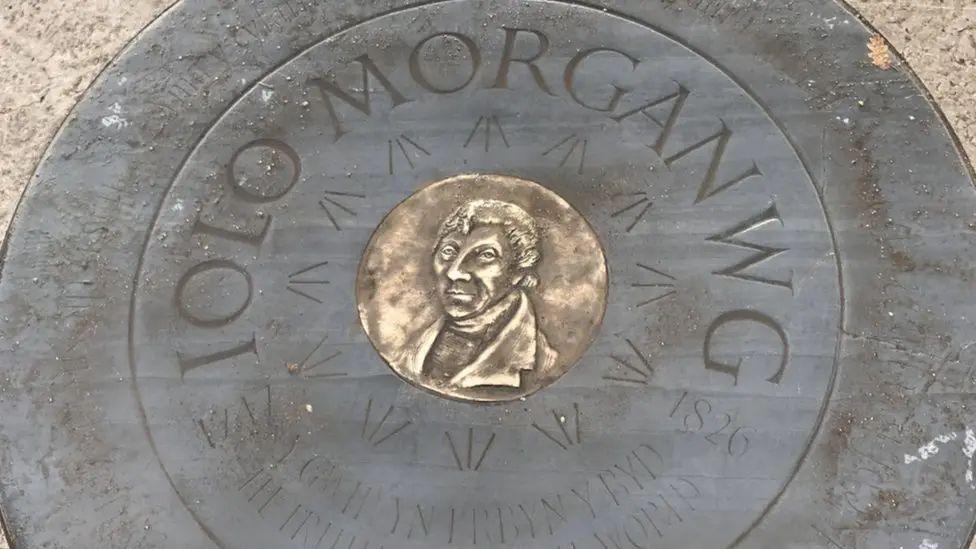 Mae cofeb i gofio cyfraniad Iolo Morganwg eisoes ym Mryn y Briallu, Llundain