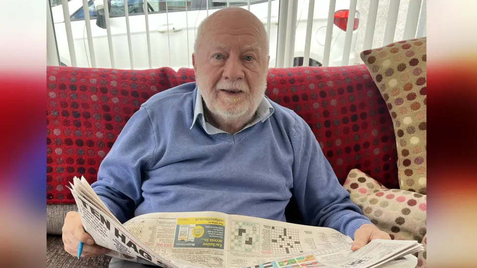 Lyn Ebenezer a'i bapur newydd defodol