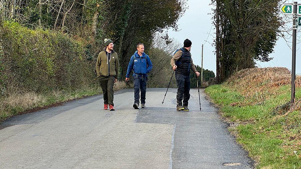 Aled Hughes, Morgan Elwy a Merfyn 'Smyrff' Jones yn cerdded