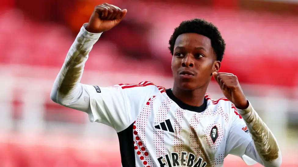 El gol de la victoria de Kallum Cesay completó un thriller de cinco goles para dejar a Salford a la par de Swindon en puntos.