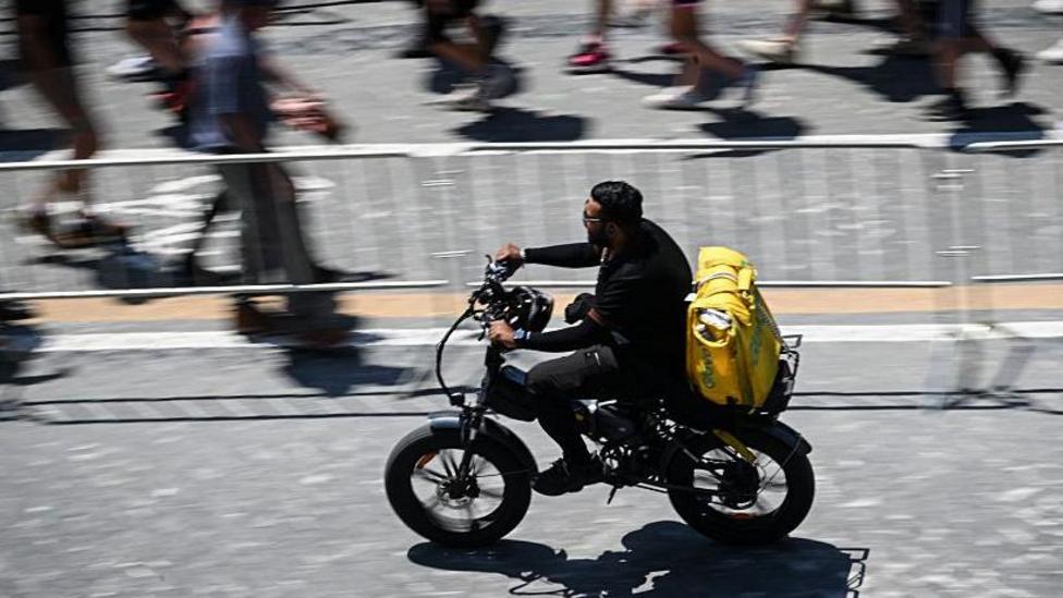 Heatwave prompts Italy's delivery riders to strike for extra rights