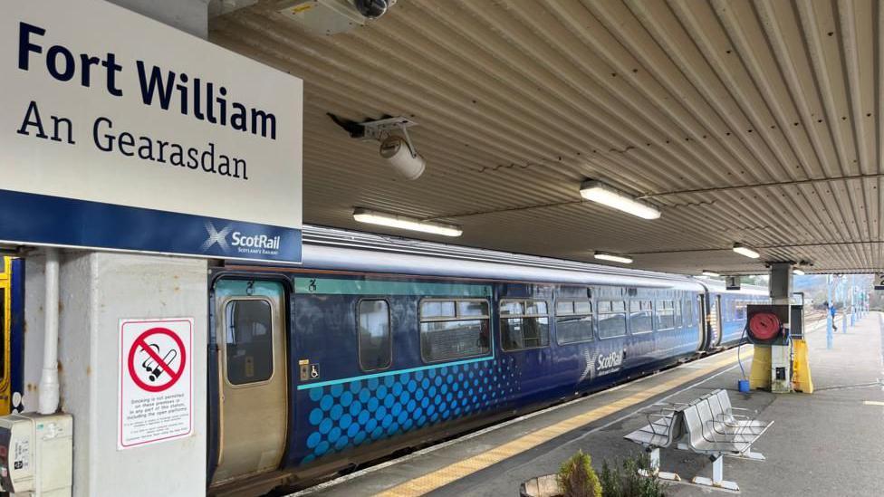 Trèana aig stèisean a' Ghearasdain