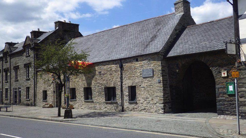 Y senedd-dy ym Machynlleth