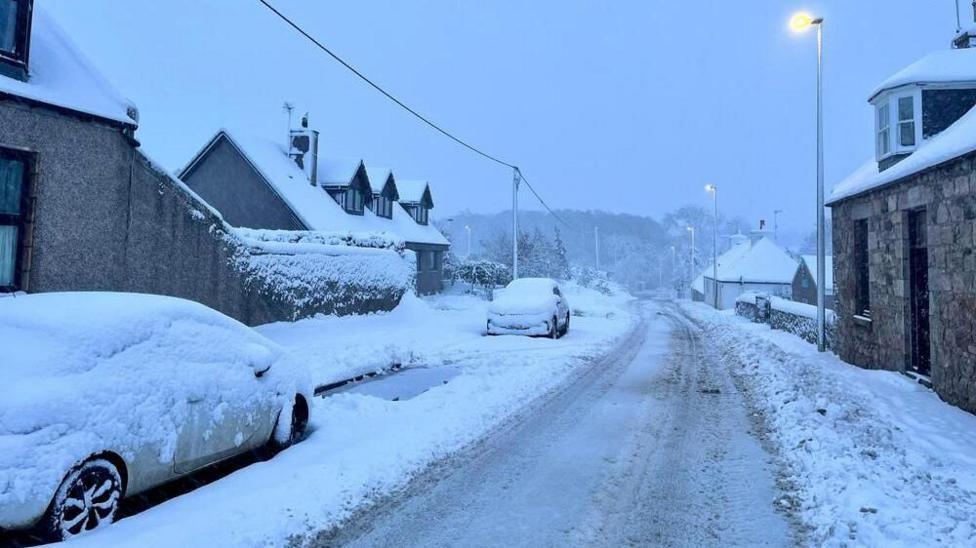 Sneachda mòr ann an Achadh Lìobhann ann an Siorrachd Obar Dheathain