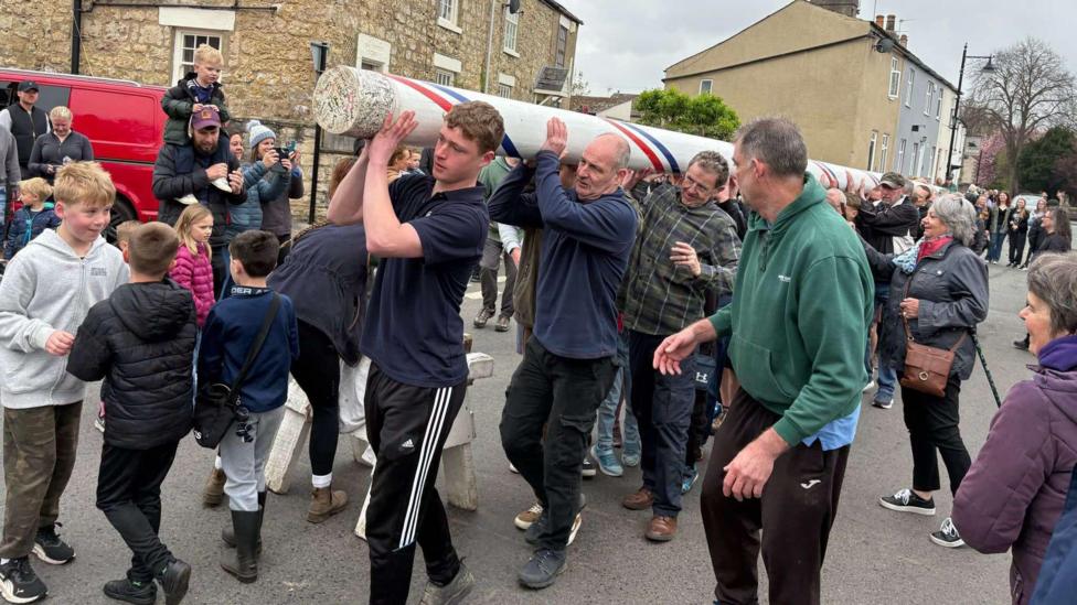 Barwick-in-Elmet maypole removed for its traditional makeover - BBC News