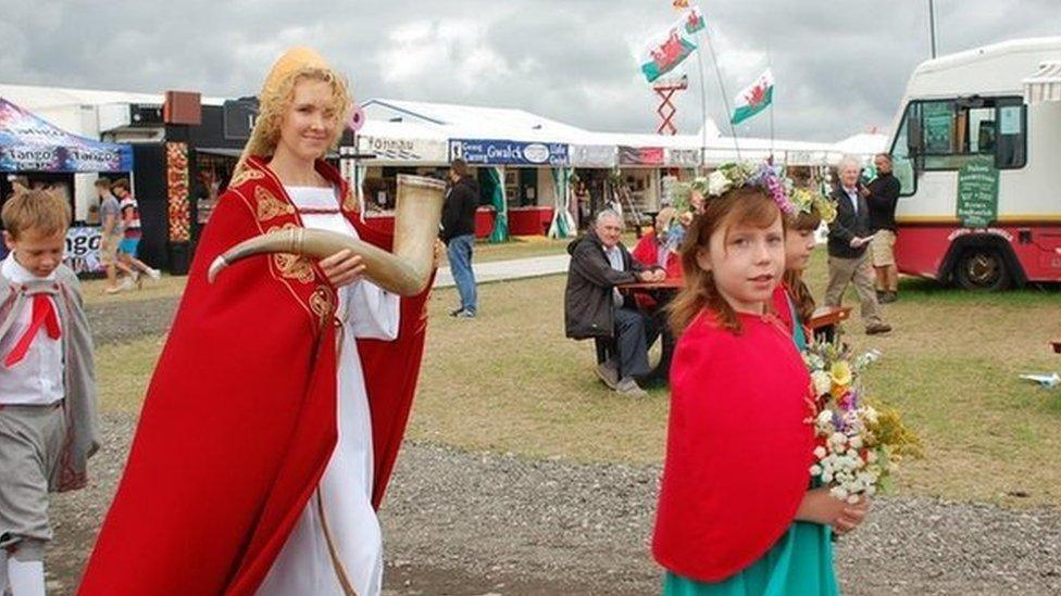 Mam y Fro, Elen Lloyd, a rhai o ferched y ddawns flodau yn Eisteddfod Sir Ddinbych a'r Cyffiniau 2013