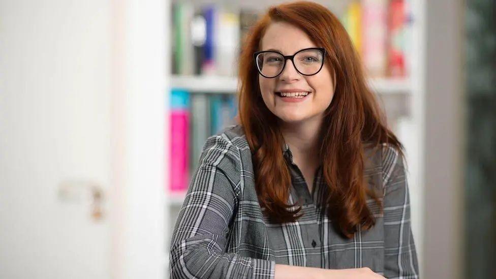  Y Farwnes Carmen Smith