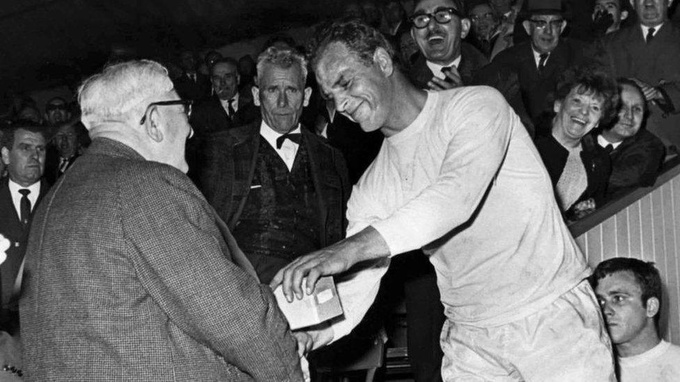 John Charles yn derbyn medel