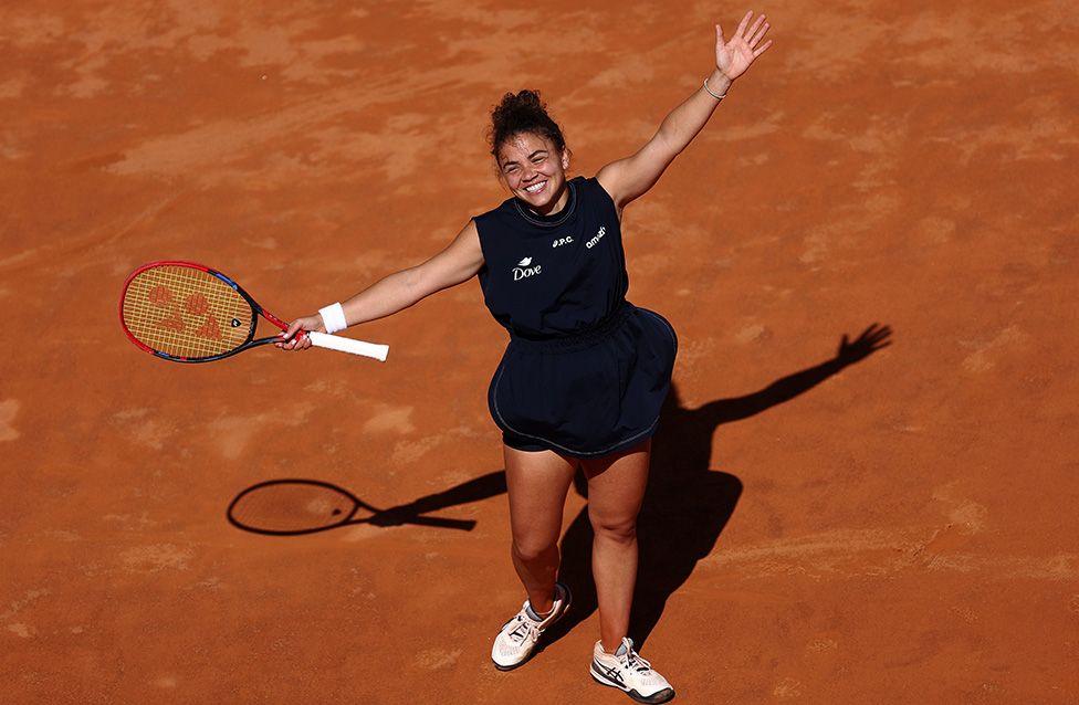 Italian Open champion Jasmine Paolini celebrates with her arms outstretched on the court in Rome. Photo by Dan Istitene