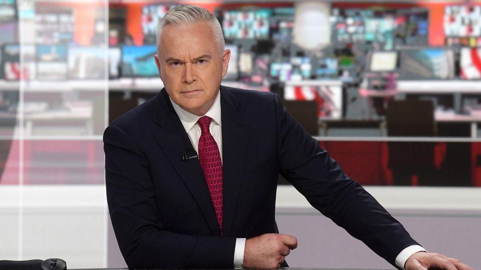 Huw Edwards sitting behind the news desk on the BBC Ten O'clock News in 2022