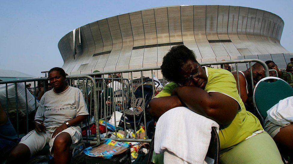 Pobl yn aros am loches wedi i Gorwynt Katrina daro New Orleans yn 2005