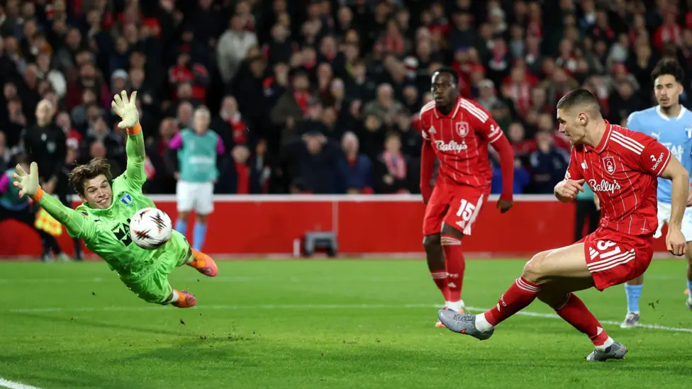 El Nottingham Forest superó con facilidad al Malmo en la Europa League y afianzó su posición en los play-offs.
