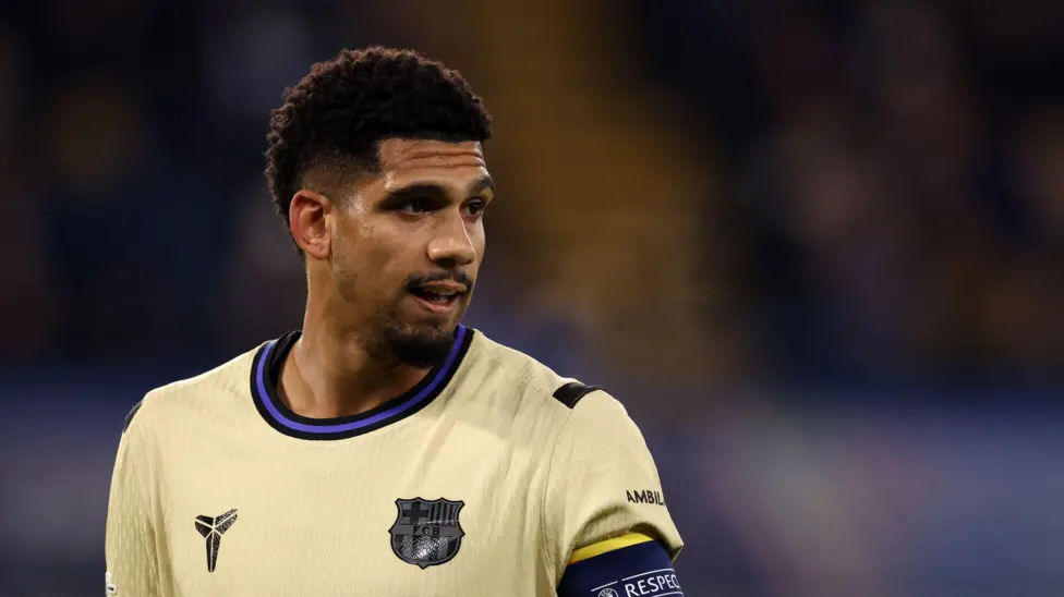 El defensa del Barça Araujo se toma un descanso por salud mental