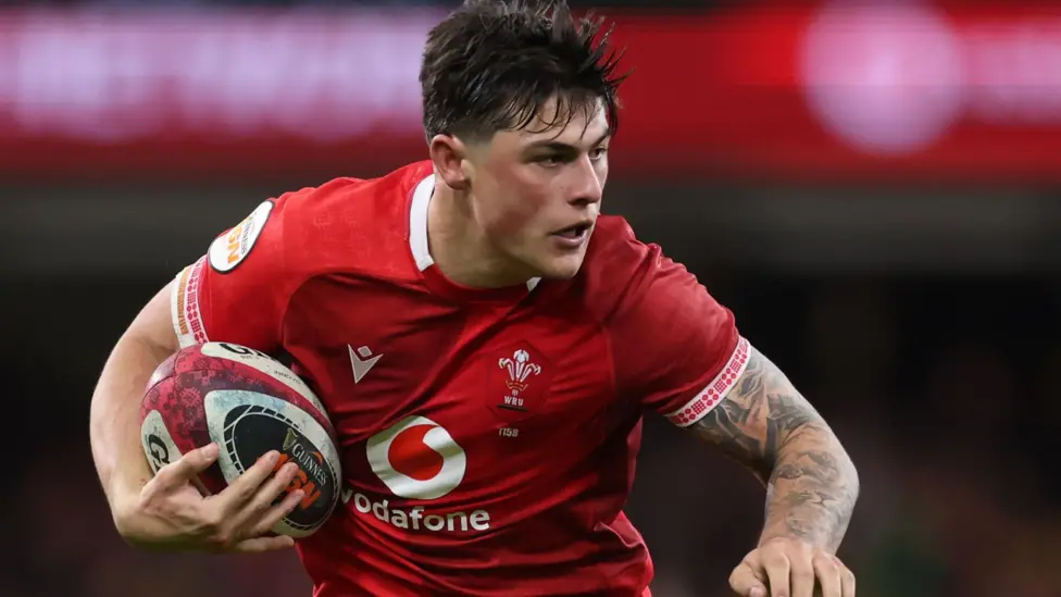 Rees-Zammit vuelve a jugar de ala con Gales para el Test contra Fiyi.