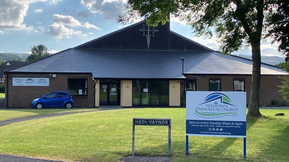 Eglwys Efengylaidd Y Drenewydd