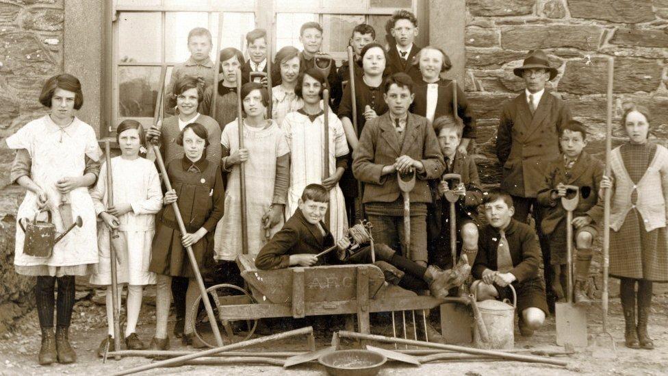 Dysgu sut i arddio yn Ysgol Llanddeusant, Ynys Môn, 1925