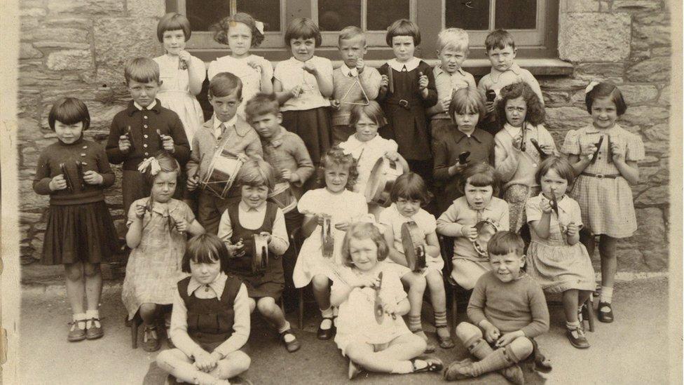 Plant Ysgol y Parc yn chwarae offerynnau. Caergybi, Ynys Môn, 1920