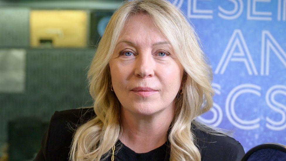 Kirsty Young: Presenter reveals 'loneliness' of chronic pain - BBC News