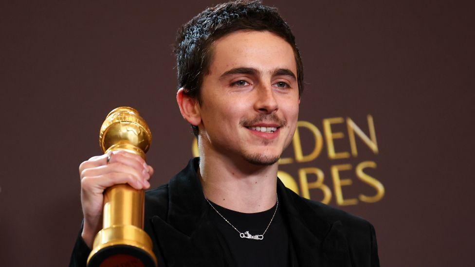 Timothée Chalamet fiton çmimin Golden Globe për aktorin mashkull në një film muzikal ose komedi për filmin "Marty Supreme" në edicionin e 83-të vjetor të ndarjes së çmimeve Golden Globes, të mbajtur në The Beverly Hilton më 11 janar 2026 në Beverly Hills, Kaliforni.
