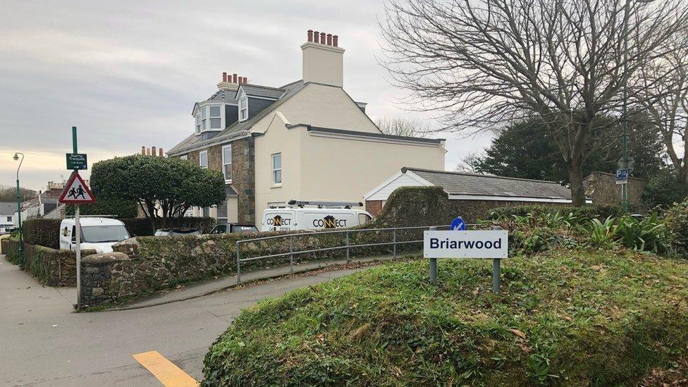 Picture of a roadside and grass verge sign reading Briarwood