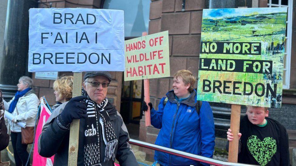 Protest Breedon