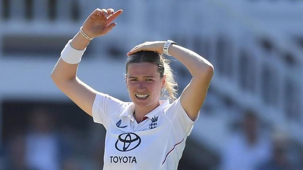 England toil as India take control in front of record crowd