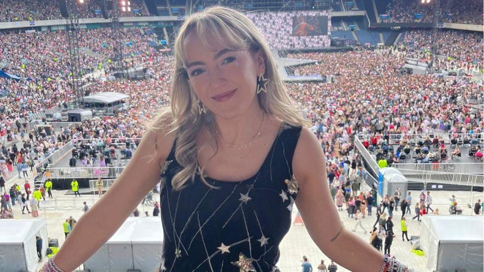Abbie Jones yn ystod cyngerdd Taylor Swift