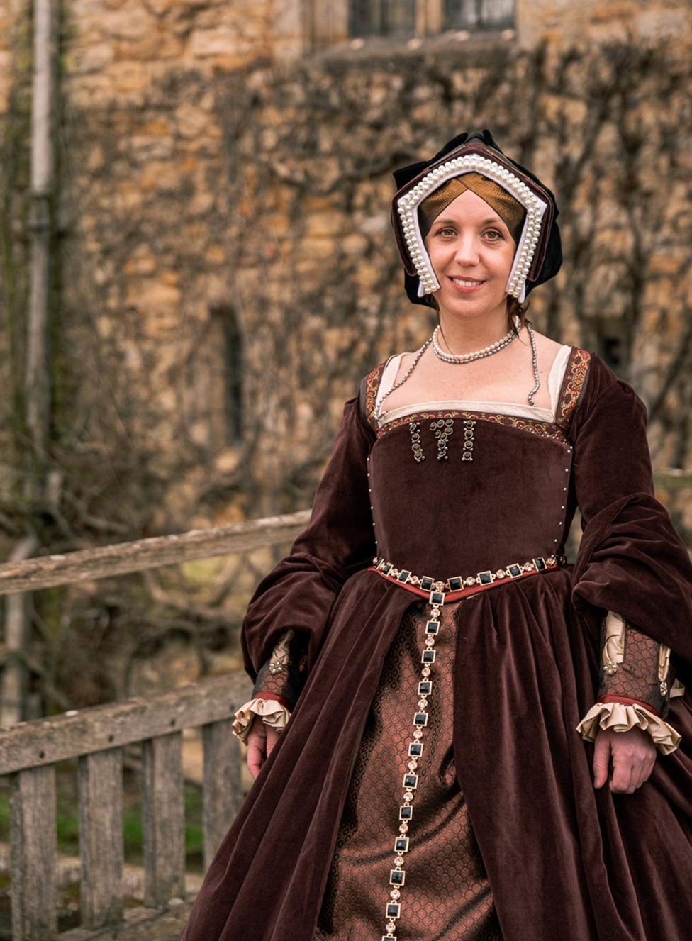 Foto moderne e një gruaje me fustan të plotë Tudor