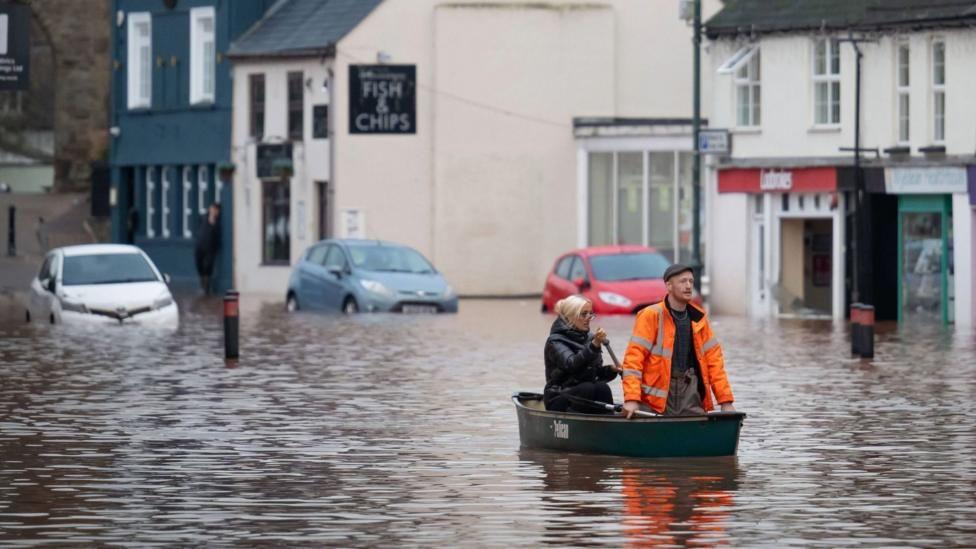 Yr olygfa yn Nhrefynwy ar ôl i Storm Claudia achosi llifogydd ar draws yr ardal