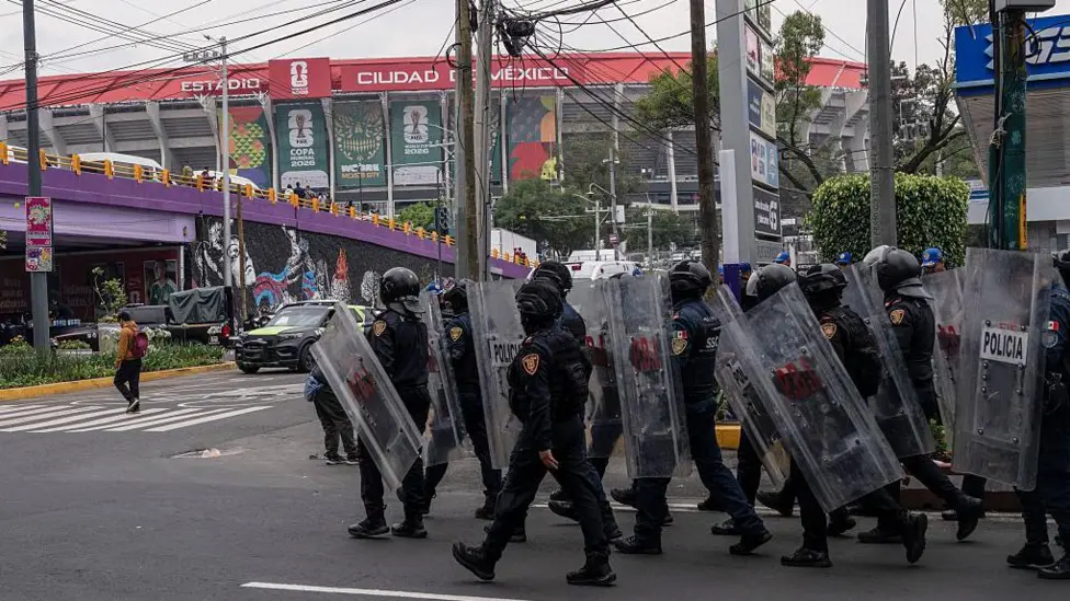 La fiebre del Mundial se mezcla con protestas en la Ciudad de México.