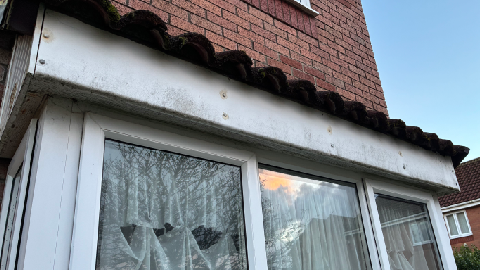 Olion lleithder allanol uwchben un o ffenestri'r fflat