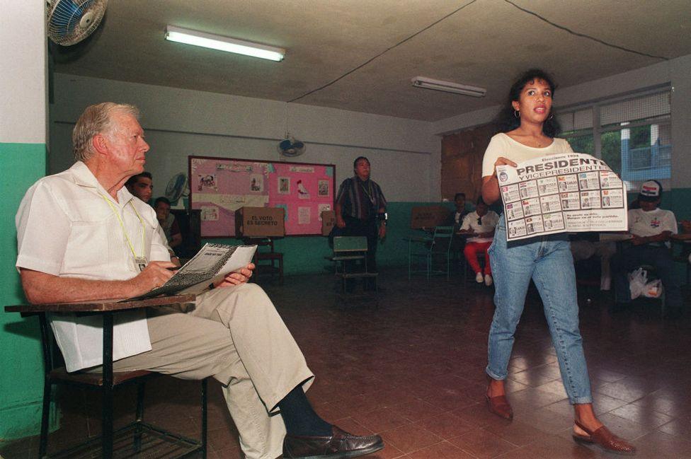 Former US President Jimmy Carter (L) participates in election monitoring 08 May 1994 in Panama City. 