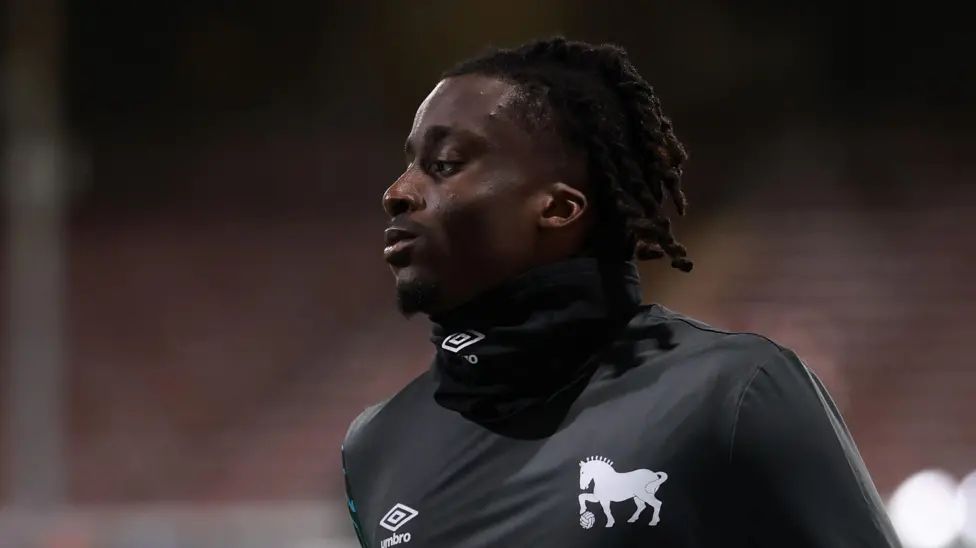 El Orient ficha al defensa del Ipswich, Boniface, cedido a préstamo.