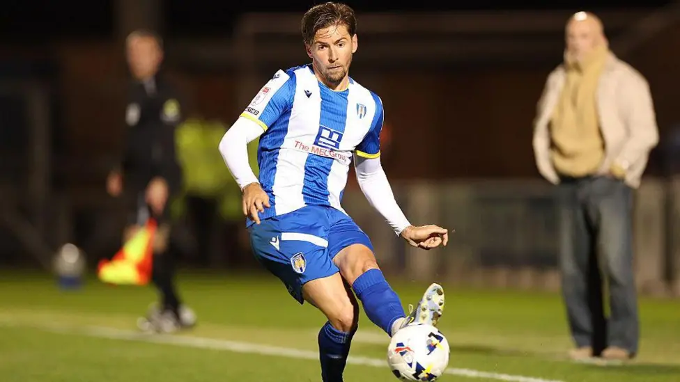 El lateral izquierdo Iandolo firma un nuevo contrato con el Colchester.