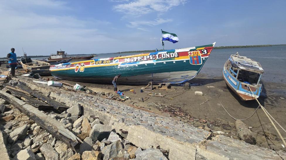 Şəkil başlığı, Sierra Leone-in balıqçı qayığı beynəlxalq donanmaların nəhəng trawlerləri ilə müqayisədə çox kiçikdir