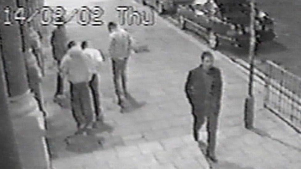 Llun CCTV o Leon Adams yng nghanol Caerdydd cyn yr ymosodiad arno