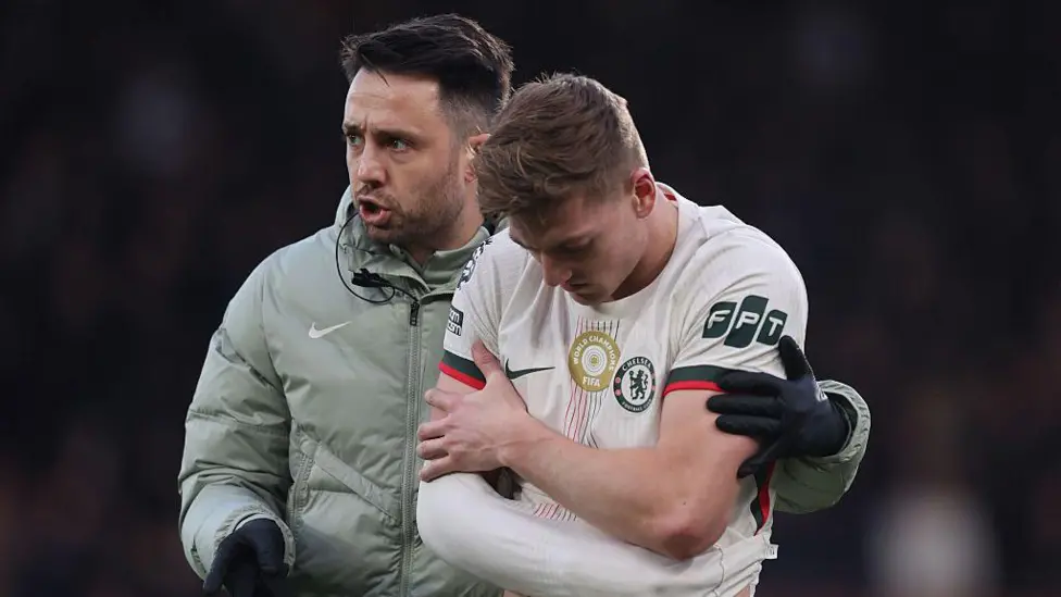 El delantero del Chelsea Liam Delap se lesionó el hombro durante un aburrido empate 0-0 en Bournemouth en la Premier League.