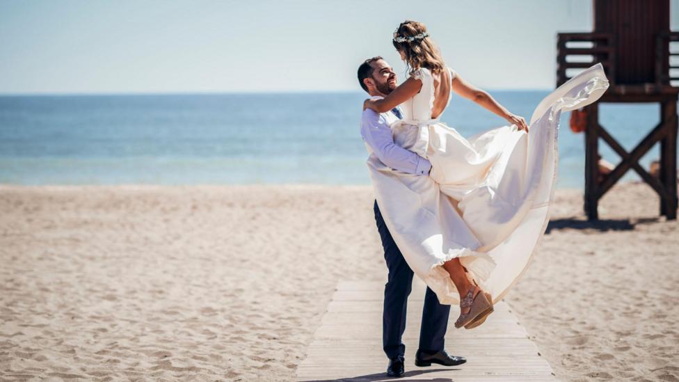 Couples free to marry at the beach or the pub under new plans