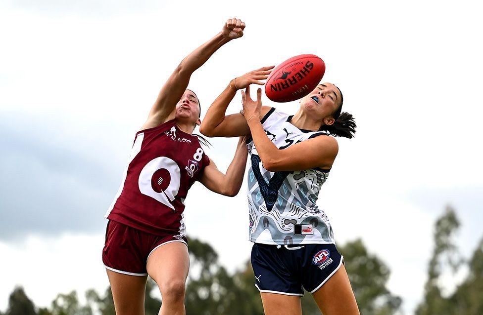 Alicia Gordon and Nalu Brothwell compete for the ball during the match between Queensland and Victoria Country. Photo by Albert Perez