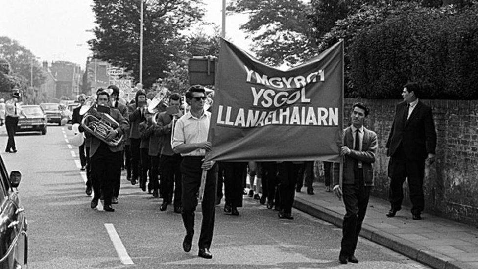 Protest yn erbyn cau'r ysgol yn Llanaelhaearn