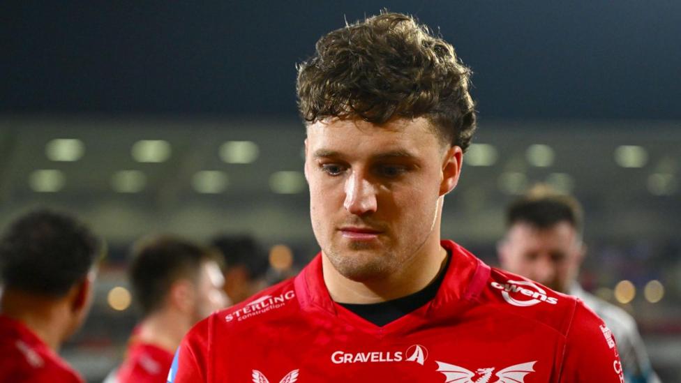 Scarlets: Wing Tomi Lewis agrees new contract - BBC Sport