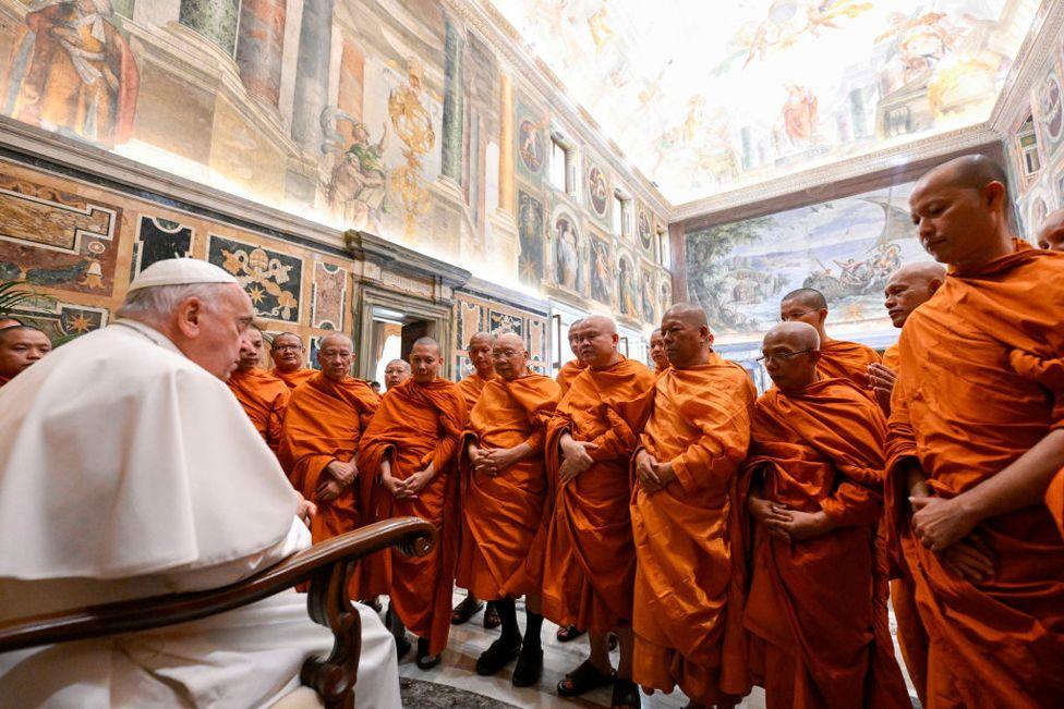 Pope Francis meets with Thai Buddhist monks from the Wat Phra Cetuphon temple in Bangkok (Thailand) during an audience at the Apostolic Palace on May 27, 2024 in Vatican City, Vatican.