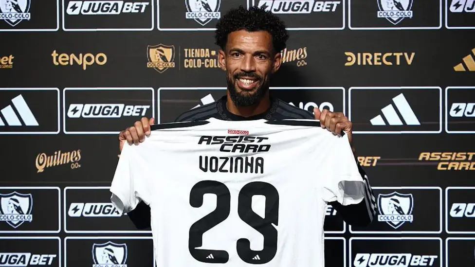 Vozinha obtiene exención del nombre de su camiseta por parte de la Federación Chilena de Fútbol.